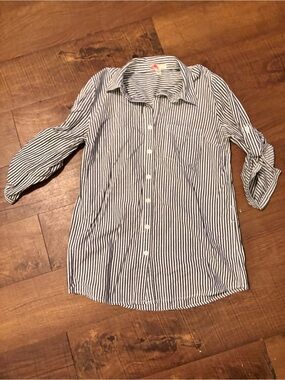Y2K Forever 21 Black and White Striped Button-Up sleeves